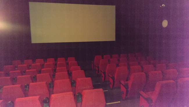 Abends allein im Kino