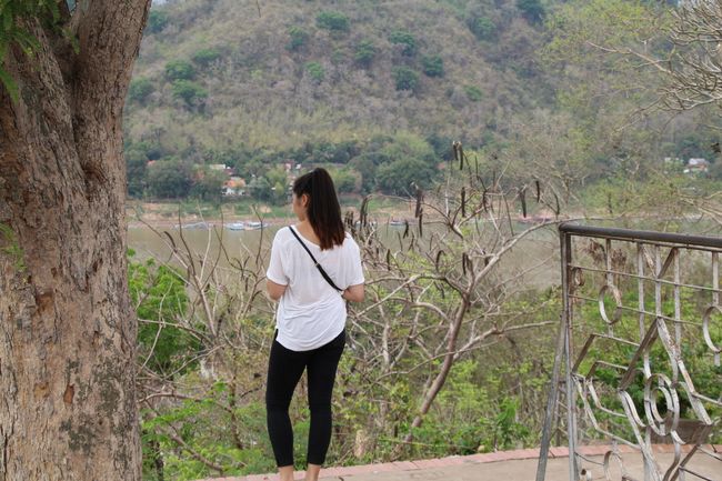 Phou Si: Franzi auf einer Aussichtsplattform den Ausblick genießend