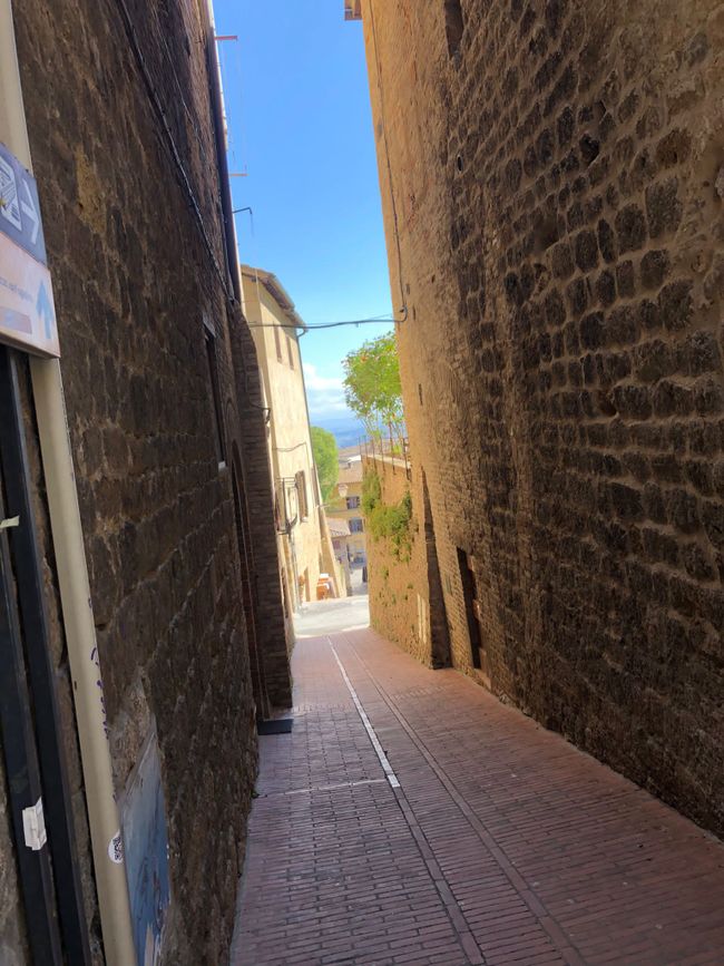 The narrow alleys 