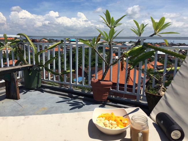 Mein Frühstück auf der Dachtrasse von Ekos Apartment. Porridge mit Mango und Banane und dazu einen typischen "White Coffee"