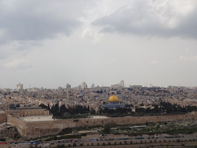 Blick vom Ölberg auf Jerusalem mit dem prominenten goldenen Felsendom
