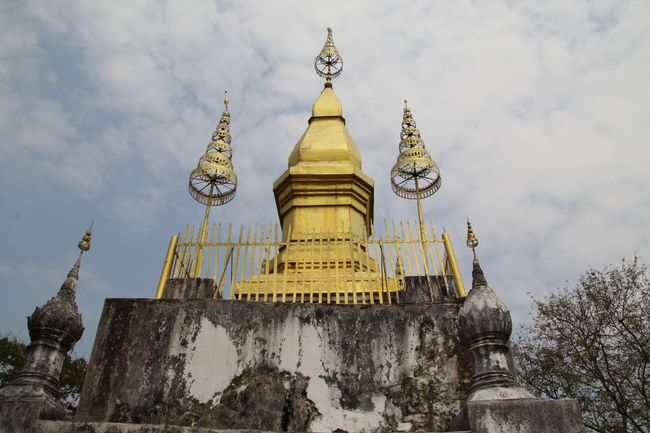 Phou Si: gleichnamige Stupa ganz oben auf dem Berg