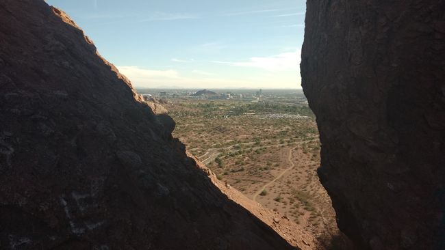 Blick auf die Stadt durch die Berge