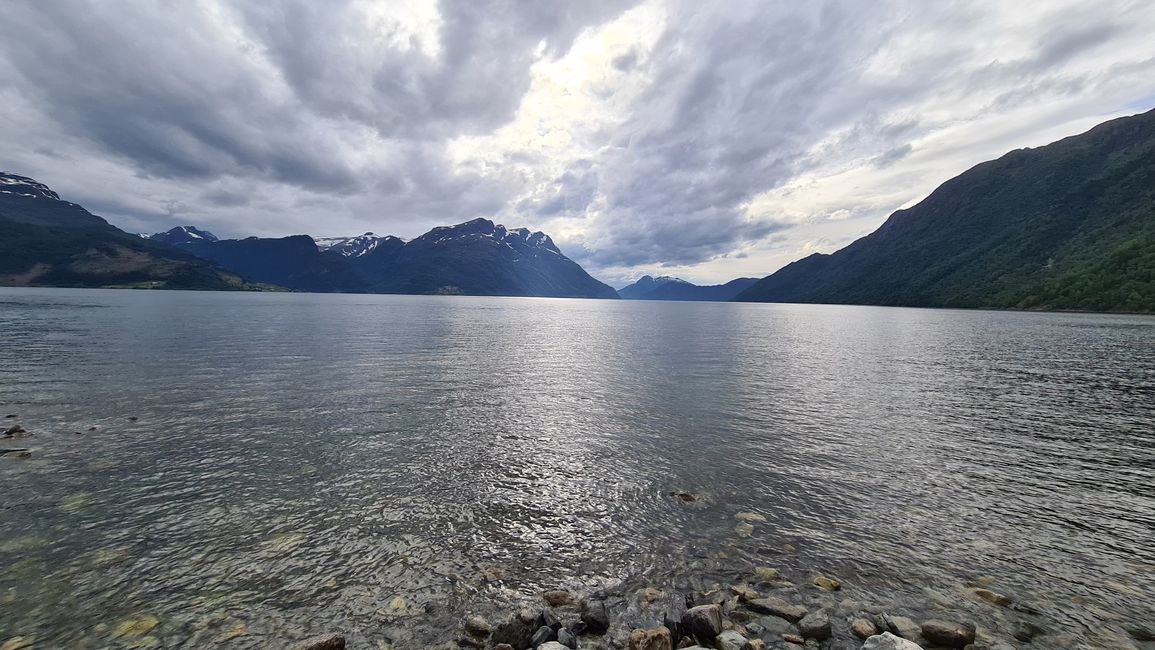 Abakhenkethi bagqamisa iGeiranger Fjord ngaphandle kwezihlwele zabakhenkethi (okanye iinqanawa zokuhamba ngenqanawa)