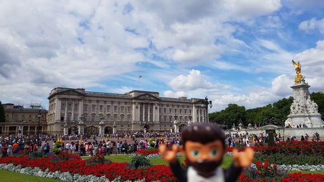 Too many people in front of Buckingham Palace