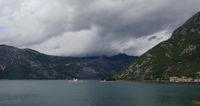 Überfülltes Kotor and beeindruckende Landschaft Montenegros