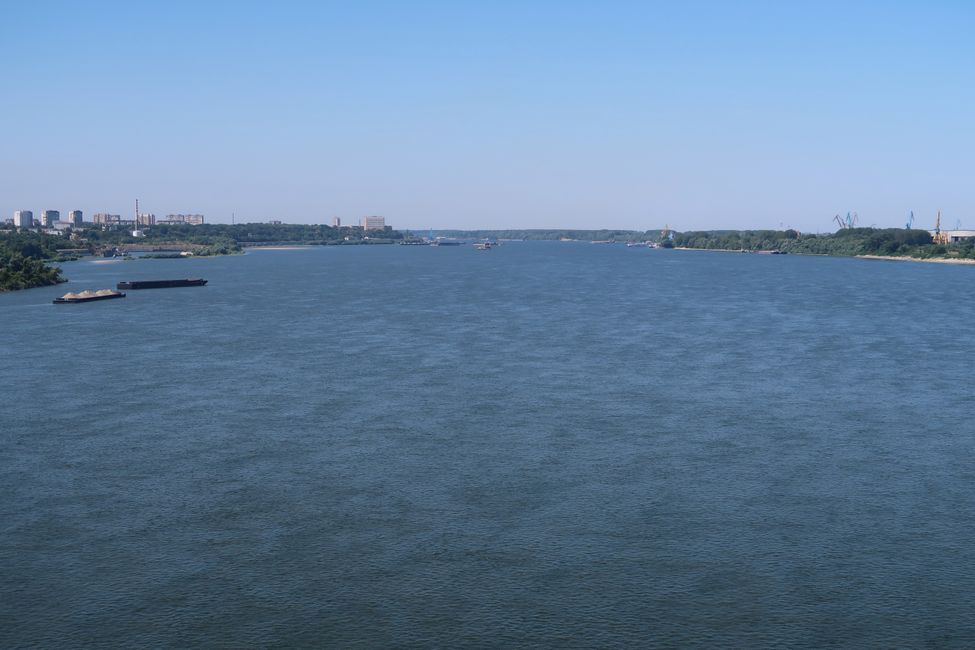 Blick von der "Freundschaftsbrücke" stromaufwärts in das etwa 7 Kilometer entfernt liegende Ruse.