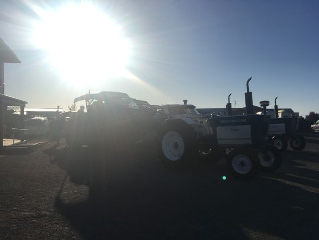 Marahau - Wassertaxi auf Traktoranhänger am Morgen