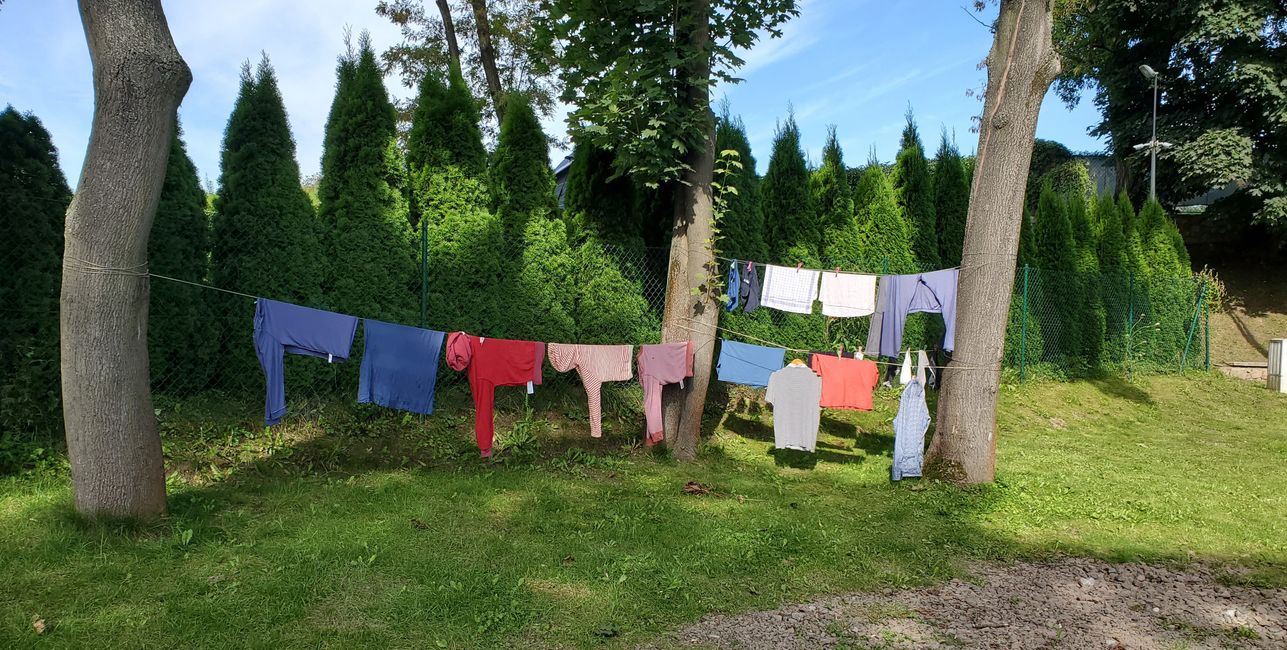 Self-tensioned clothesline outside the square