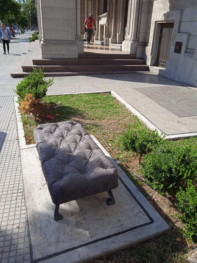 Bonus picture: illusory, granite benches