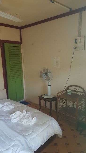 Everything is kept very simple and only with a fan. But I found the accommodation to be okay. It was clean and I had a big bed to myself. What more could you want? Even the ants on the floor and sometimes in the bed are now ignored or flicked away and that's fine.