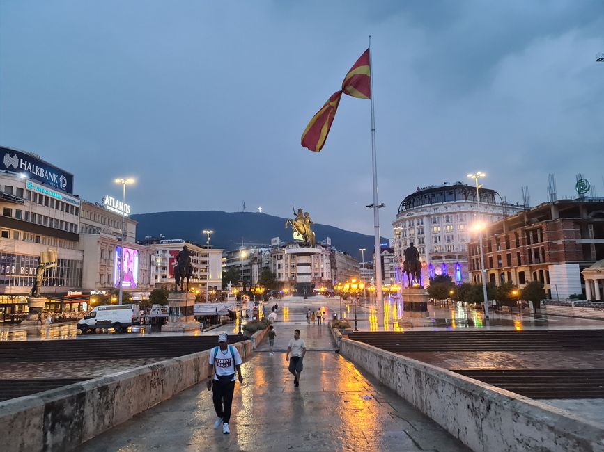 Der zentrale Platz Makedoniens ist mit spiegelglatten Mamor gepflastert. Tagsüber ist es unangenehm grell, aber abends werden romantisch die Lichter der Stadt reflektiert. Es riecht nach gegrillten Mais und Popcorn und irgendwo wird Musik gespielt. Eigentlich richtig schön.