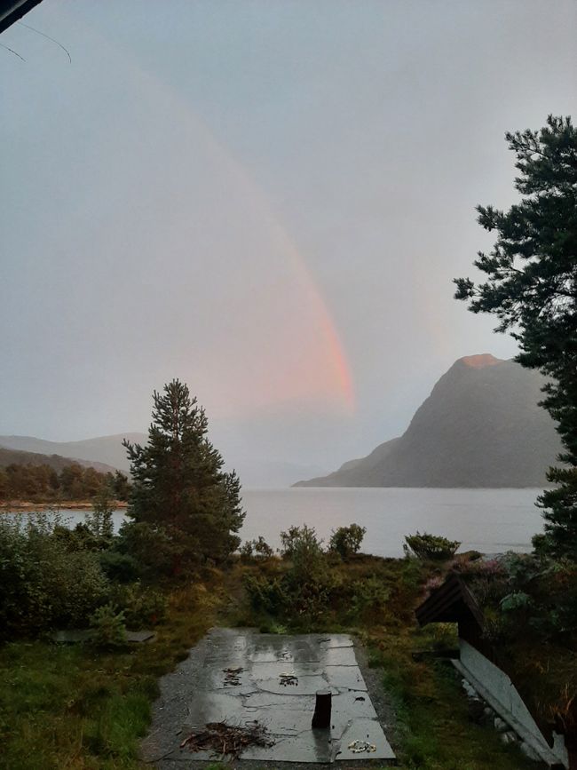 Regenbogen über Fjord