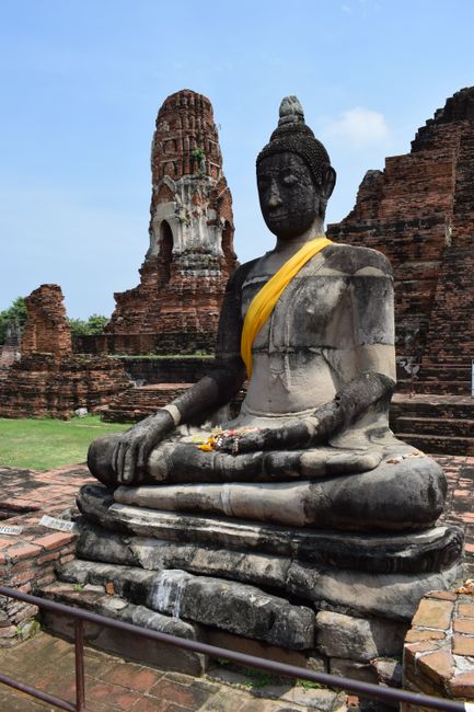 Die Buddhas sind reichlich geschmückt und kriegen mehr essen als die Einwohner teilweise selbst haben