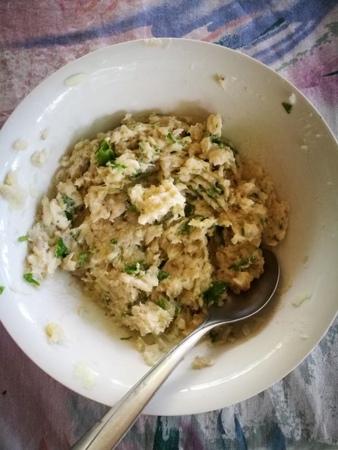 Cold porridge made from cooking bananas with onion and cilantro