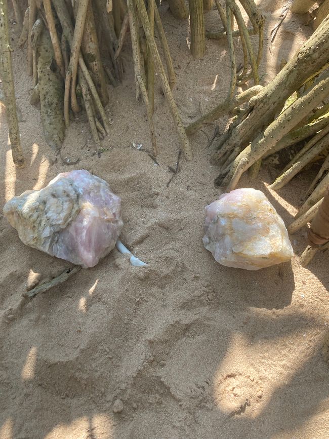 Rosenquarzsteine liegen hier einfach im Sand.