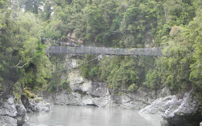 Hängebrücke über den Hokitita River
