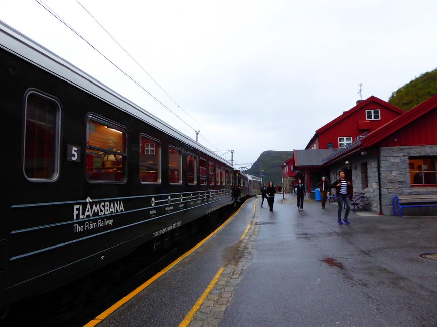Lærdalsøyri - Borgund - Aurlandsfjellet - Stegastein - Flaambahn - Flaam