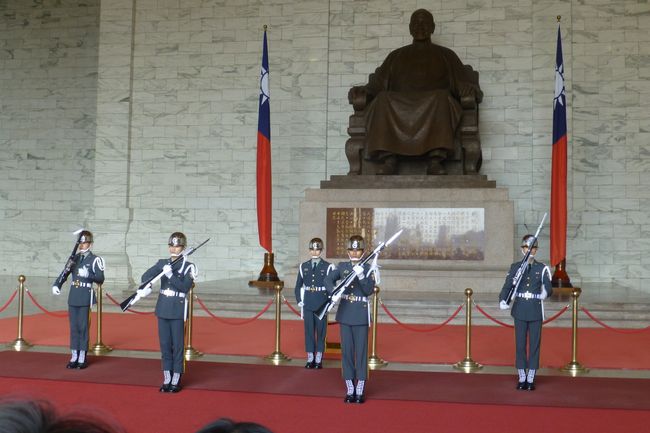 Im Hintergrund sieht man die Skulptur von Chiang Kai-shek. Im Vordergrund sieht man die Wachen beim Wachwechsel.