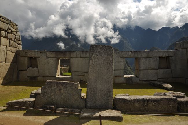 Pay attention to the half Inca cross in the foreground, which is completed by the shadow at the summer solstice