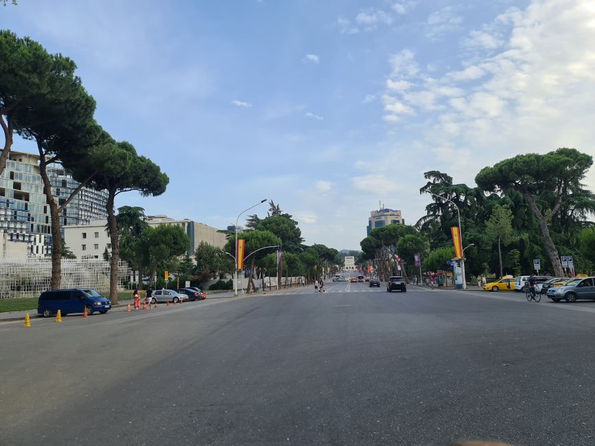 Die Innenstadt von Tirana ist dominiert von breiten Prachtstraßen, großen Plätzen natürlich vielen Fahnen.