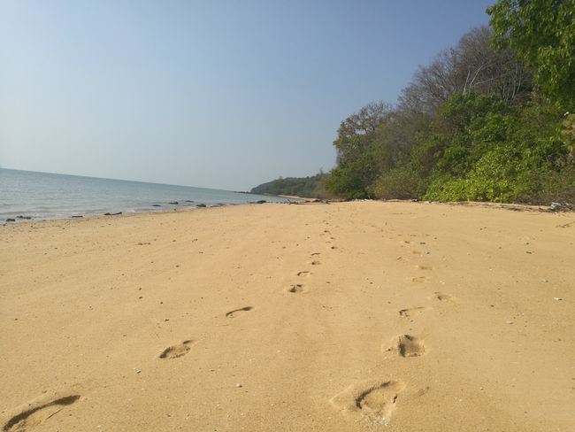 Unsere Fußspuren im Sand - wir sind die Einzigen hier.