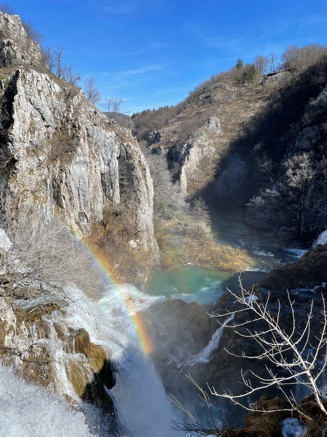 Regenbogen in der Nähe eines Wasserfalls