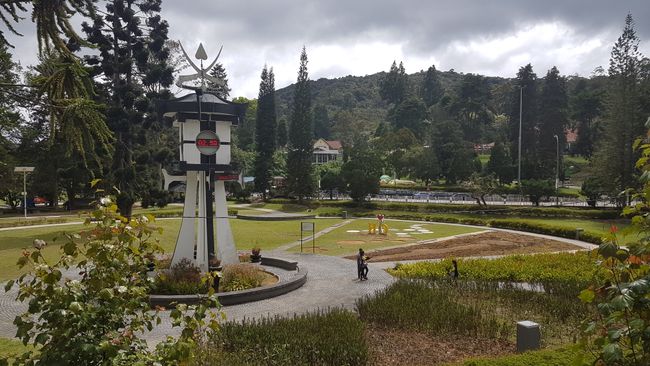 30.11.2018: A park in Tanah Rata in the Cameron Highlands. As soon as I arrived, a girl from California came up to me. I was supposed to accompany her for a round through the national park. Quickly had something to eat and then we walked a few kilometers. 