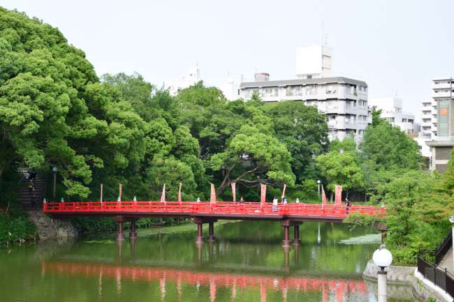 Die Brücke verbindet den Garten mit einem Kriegsdenkmalhügel