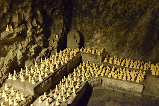 Kleine Figuren in einer Höhle im Hasedera