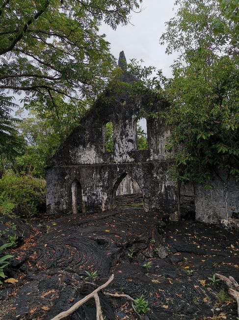Saleaula, on the other hand, was heavily affected by a volcanic eruption. Here, too, only the church remains today, with lava flowing through its entrance door and hardened.