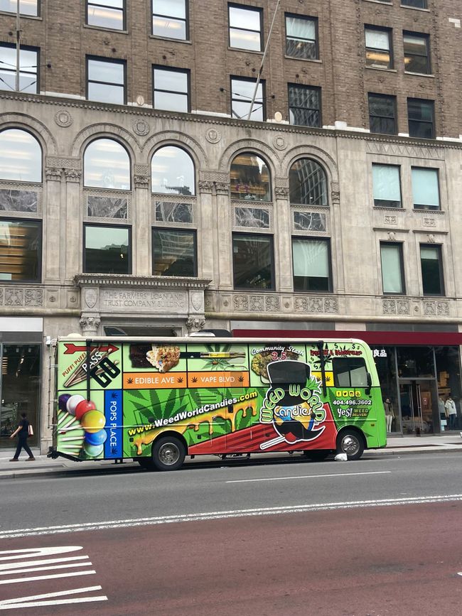 Bus mit außergewöhnlichen Kräutern (Brokoli)