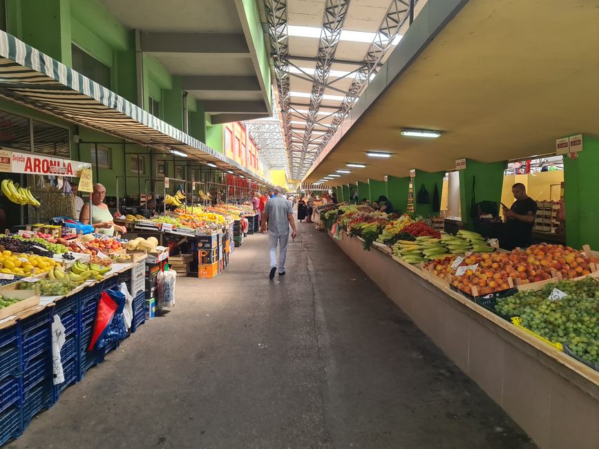 Viel gab es nicht zu sehen, also schlenderten wir durch die Stadt und fanden Markt. Aber auch hier war nicht viel los.