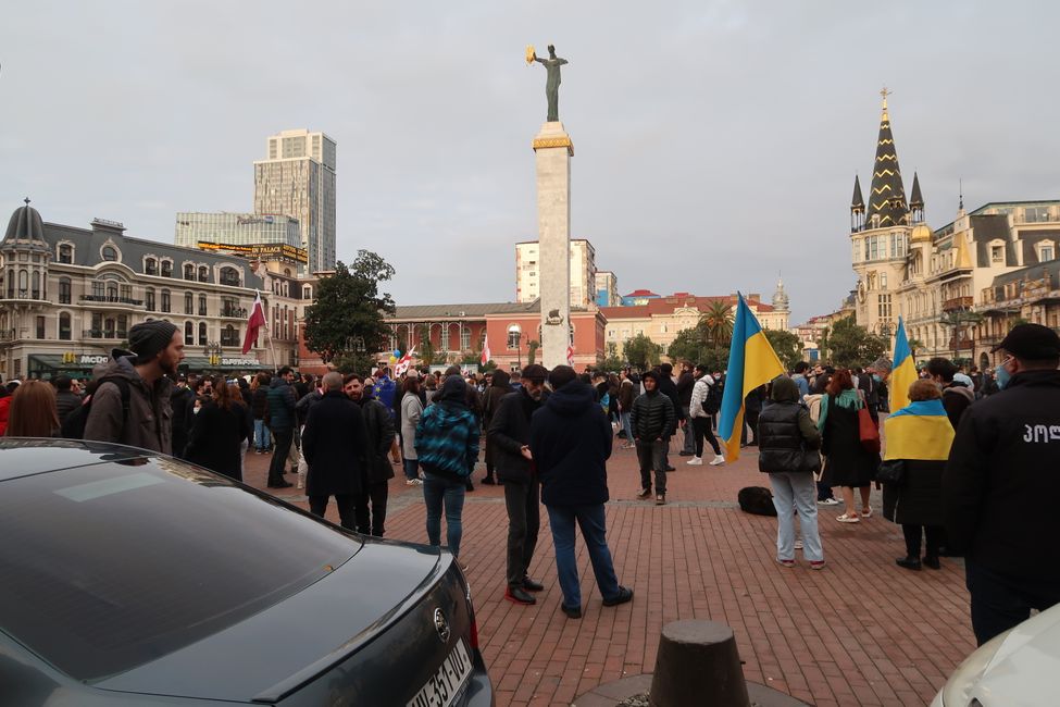 Abends auf dem Europa-Platz, eine Kundgebung für die Ukraine 