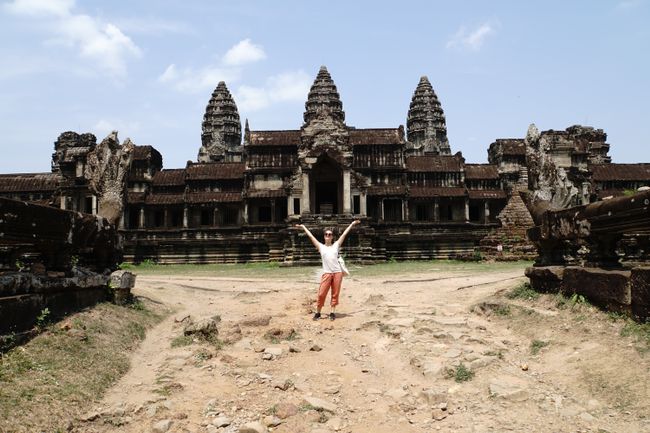 Laura vor der Rückansicht des Angkor Wat