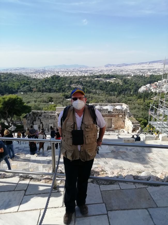 An den Propyläen der Akropolis mit ausreichend Sicherheitsabstand