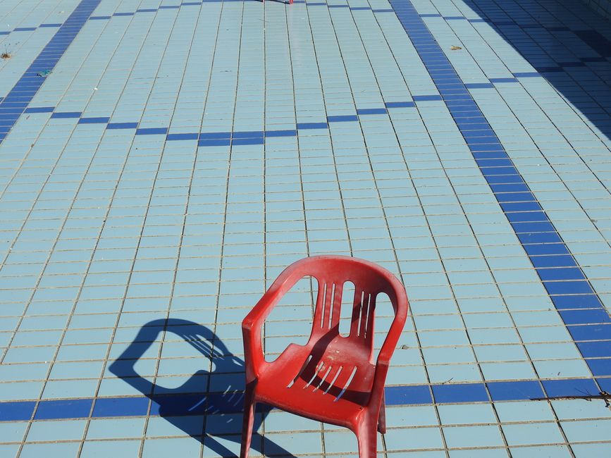 in dem Pool steht nur noch ein Stuhl