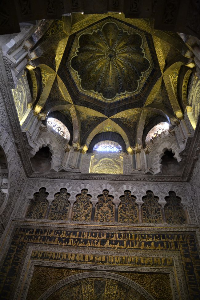 wichtigster und schönster Ort der Moschee: Kuppel vor der Mihrab