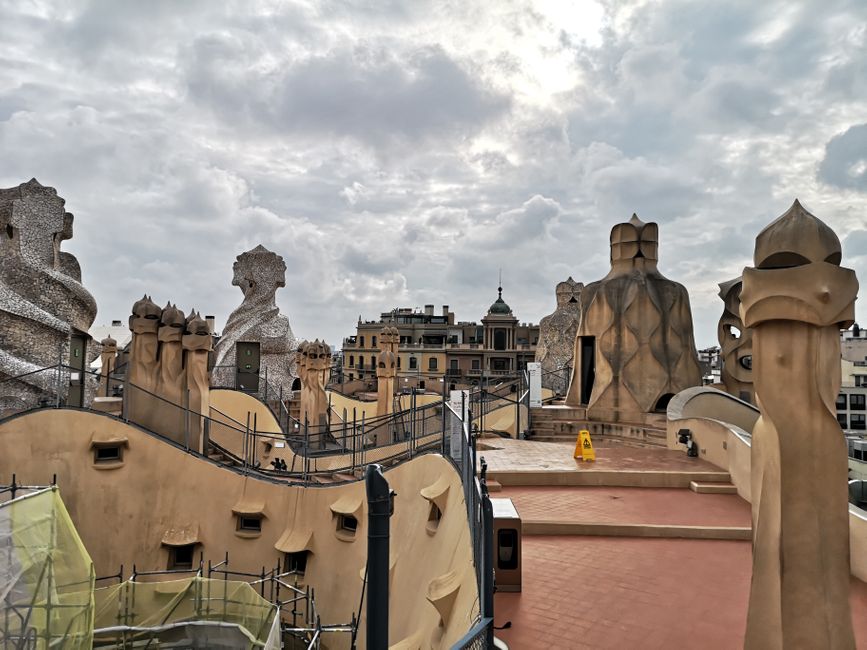 Aquí hay dos imágenes de 'La Pedrera', la famosa casa del arquitecto estrella catalán Antoni Gaudí. ¡Realmente impresionante! 