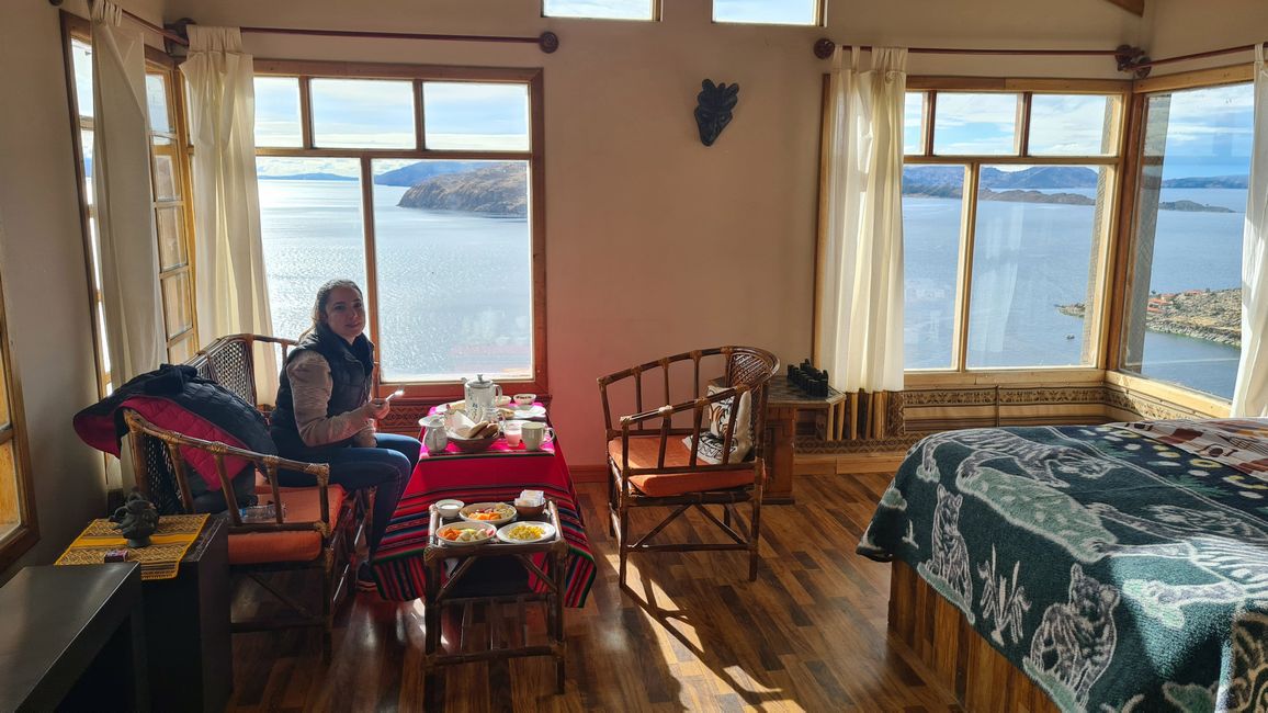 Für unsere Airbnb-Wohnung beim Titicaca-See bezahlen wir übrigens 60 Franken pro Nacht und sind mit der Aussicht ganz zufrieden :-)