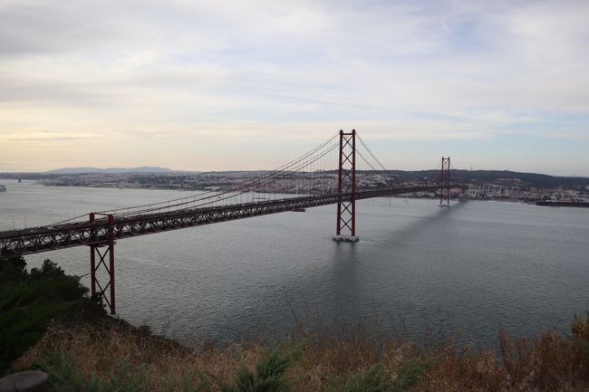Belem: Die Brücke Ponte de 25 April erinnert an die Golden Gate Bridge. 