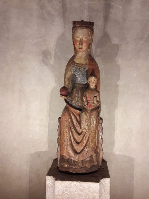 Romanesque statue of Mary (from 1300) in the crypt of the cathedral