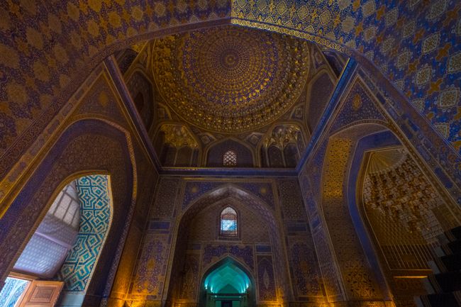 Die Kuppel der Moschee in der Tilla-Kari Medressa ist eine optische Täuschung – tatsächlich ist die Decke flach. 