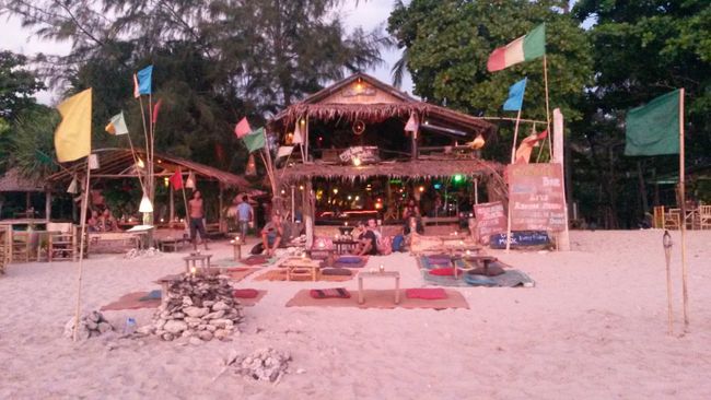 Solche Reggae-Bars gibt es haufenweise auf der Insel