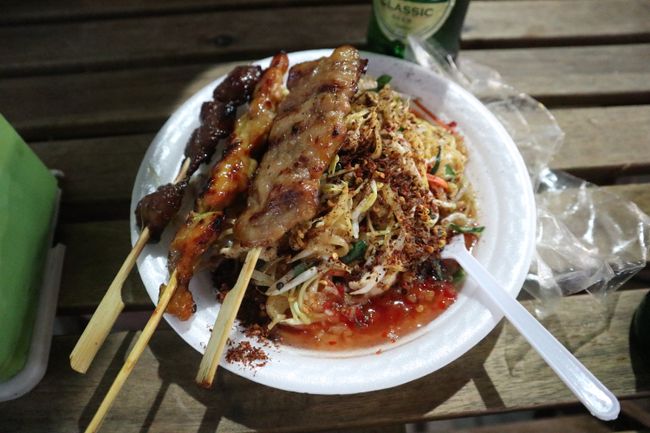 Erste landestypische Mahlzeit - Pha Tai mit Rind-, Hähnchen- und Schweinespießen.