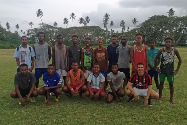 Auch Marco wird in Vanuatu nett aufgenommen und hat Glück, dass Fussball viel beliebter als Rugby ist