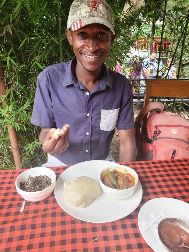 Emmanuel isst typisch tanzaniisch - Ugali: Maisbrei mit Gemüse