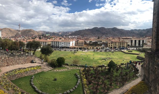 2nd Day Cusco: Beautiful city tour and visit to the breathtaking Inca ruins "Sacsayhuamán" and the legendary Tambomachay! Pay attention to names before the Water Temple😎👍 We also met the chief of our street block! (see denim jacket😂👍)