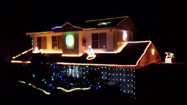 Ein weihnachtlich beleuchtetes Haus am Abend während wir den Spaziergang mit den Christmasparty-Gästen gemacht haben