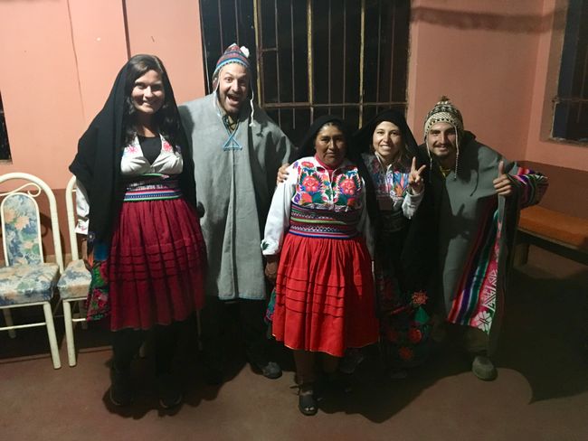Die Amantaní-Crew mit Gastmama Gladis, Titicacasee
